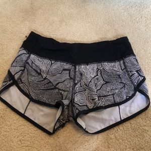 Lululemon black and white patterned speed up short